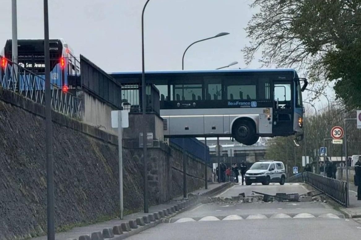 Meaux, jeudi 4 avril 2024. Un autocar a franchi le muret de la gare routière et s'est retrouvé en équilibre au-dessus de la rue des Trinitaires. DR