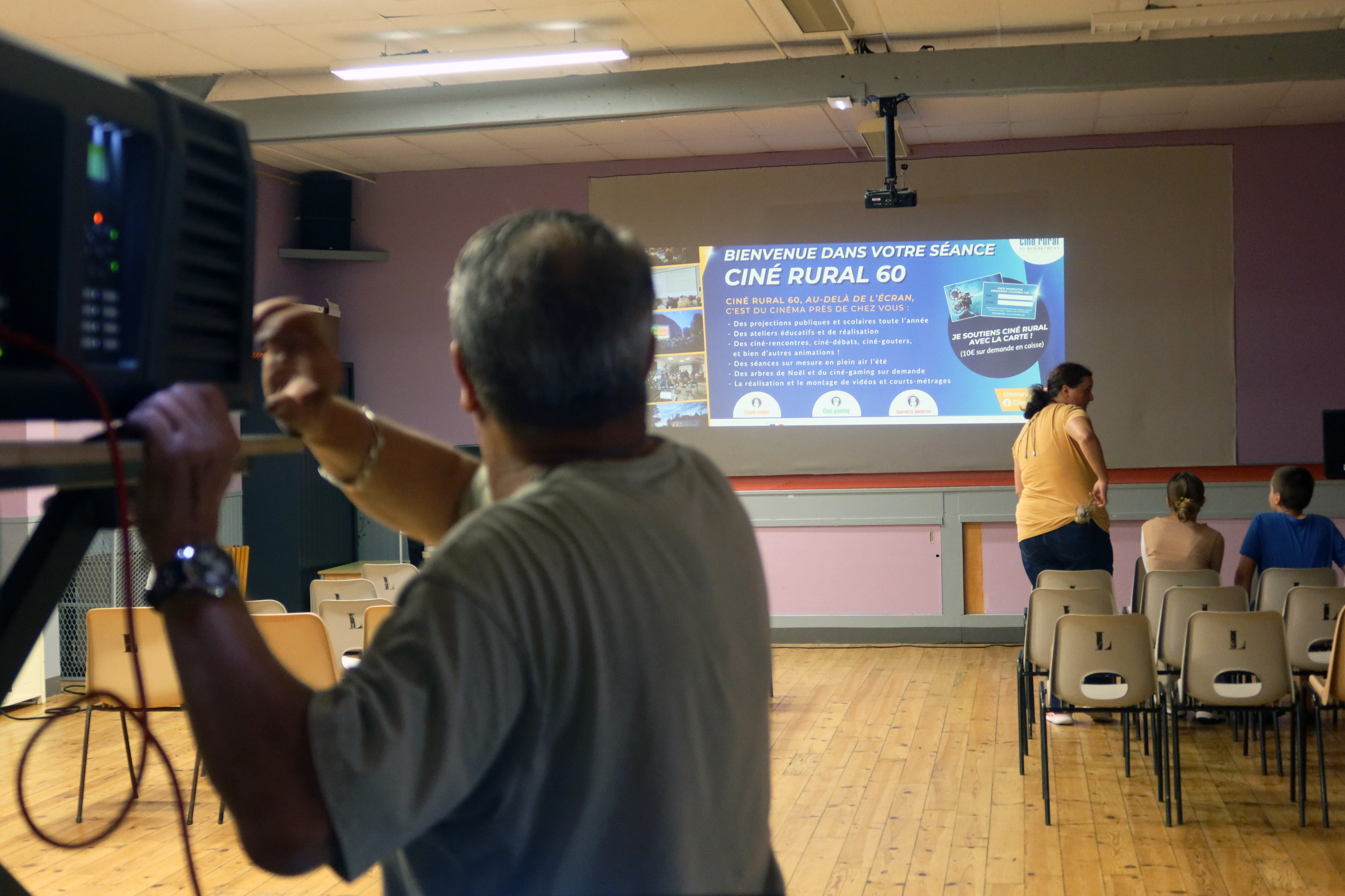 Saintines (Oise), samedi 7 septembre. L'association Ciné Rural 60 propose des séances de cinéma itinérantes dans les petites communes dépourvues de salles obscures. LP/Florent Heib