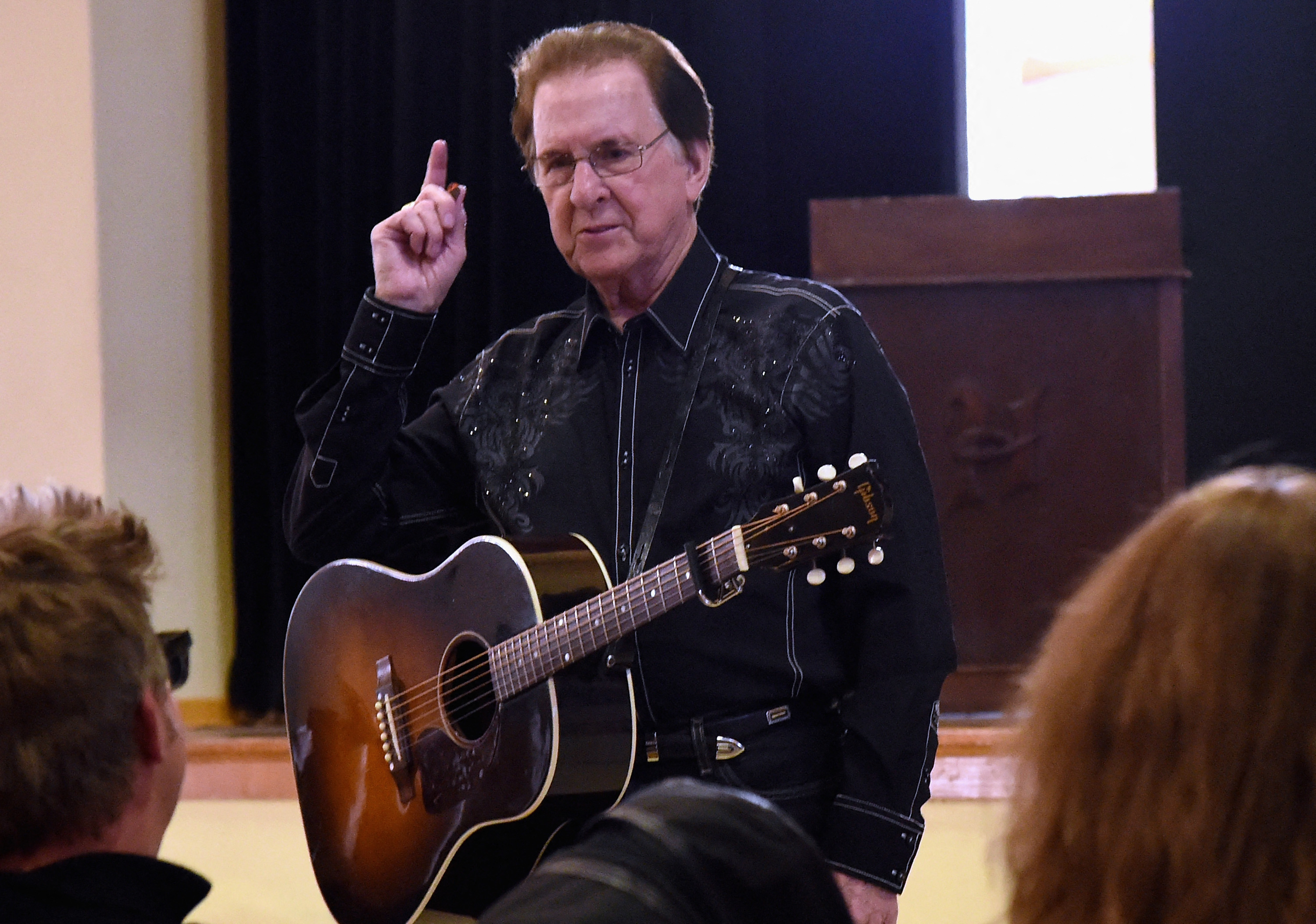 Vivant dans l'ombre de Johnny Cash, son frère Tommy (ici en 2016) reprenait parfois le répertoire de son aîné. AFP via Getty Images/ Rick Diamond