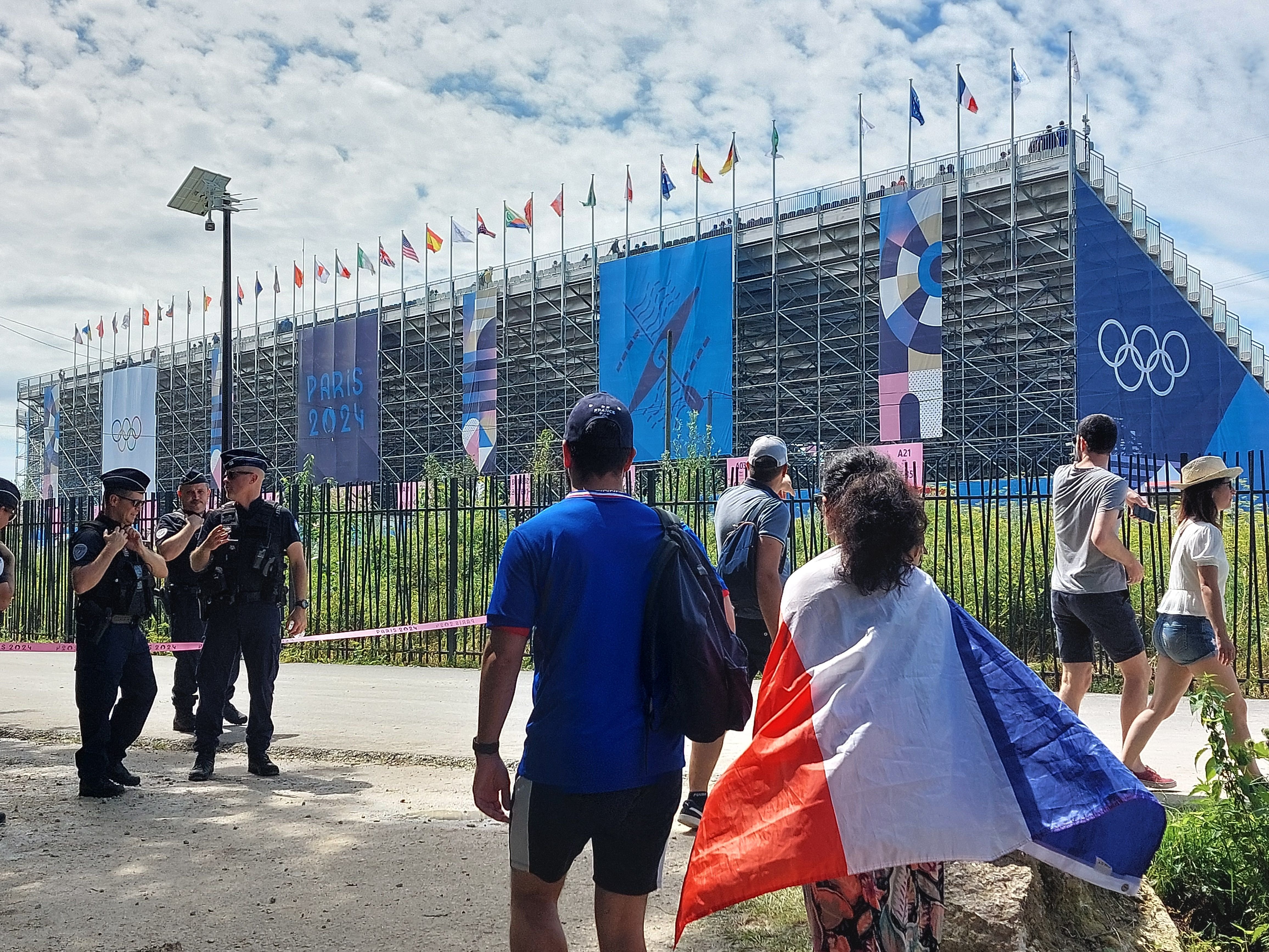 Vaires-sur-Marne (Seine-et-Marne), le 28 juillet. Les forces de l'ordre quadrillent la ville pendant les JO et se postent notamment sur le cheminement des spectateurs vers les tribunes du stade nautique olympique. LP/Sophie Bordier