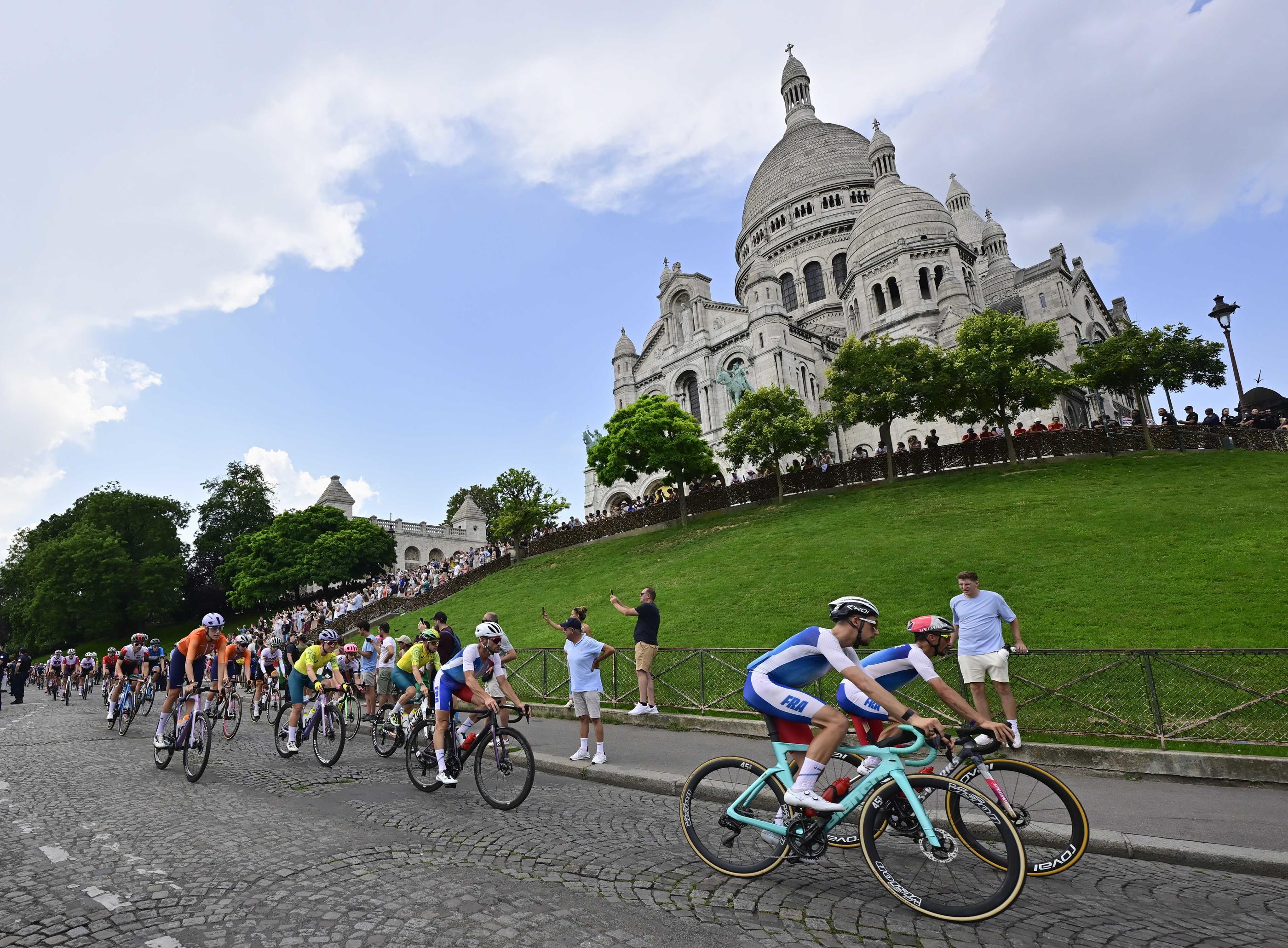 Paris (XVIIIe), le 1er août. Des cyclistes français devant la basilique du Sacré-Cœur lors de la reconnaissance de l’épreuve sur route aux Jeux Olympiques. Icon Sport/Belga/Dirk Waem