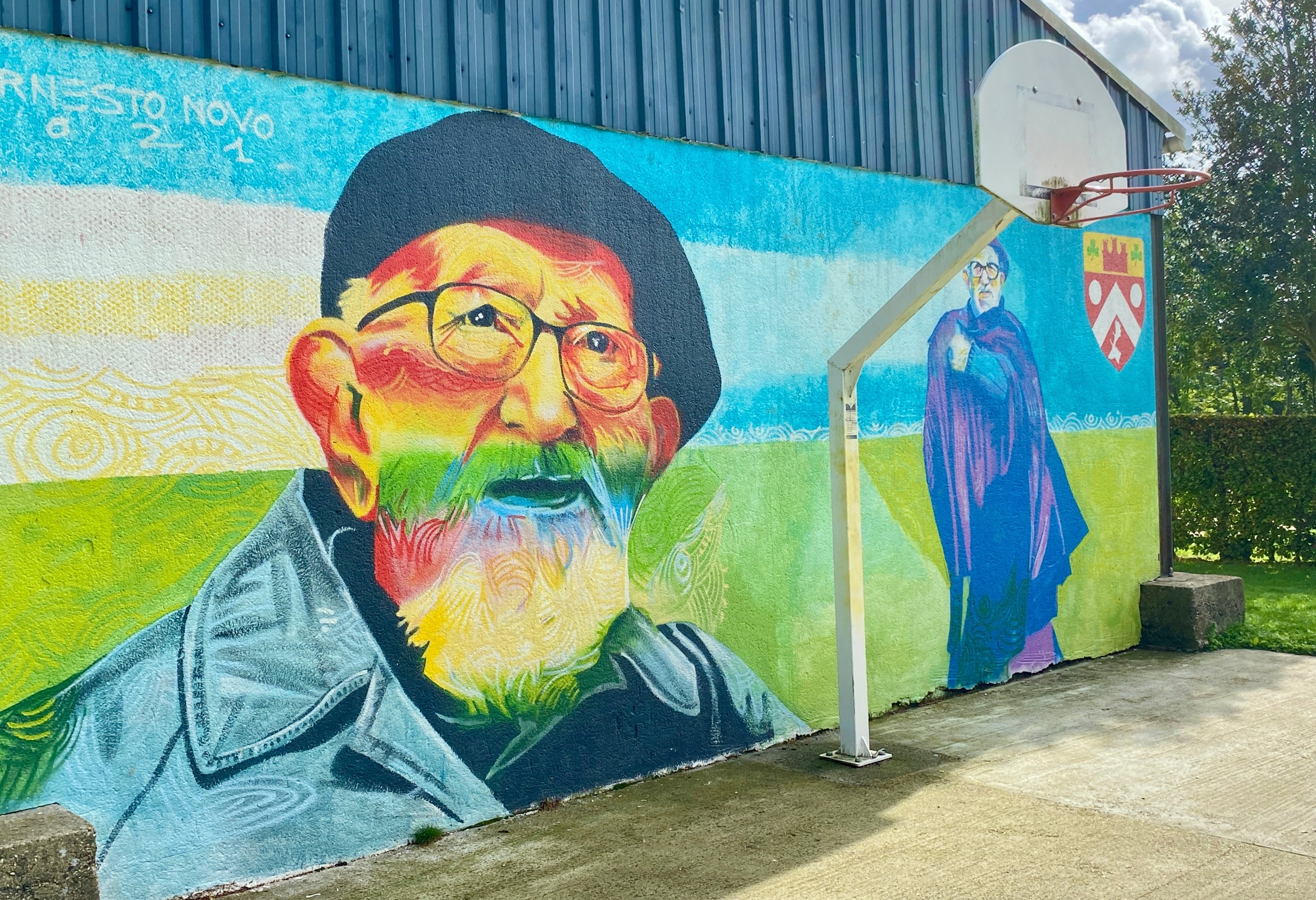 À Esteville, que va devenir la fresque murale XXL représentant l'abbé Pierre, peinte par l’artiste Ernesto Novo en 2021 tout à côté du terrain de sport ? LP/Laurent Derouet