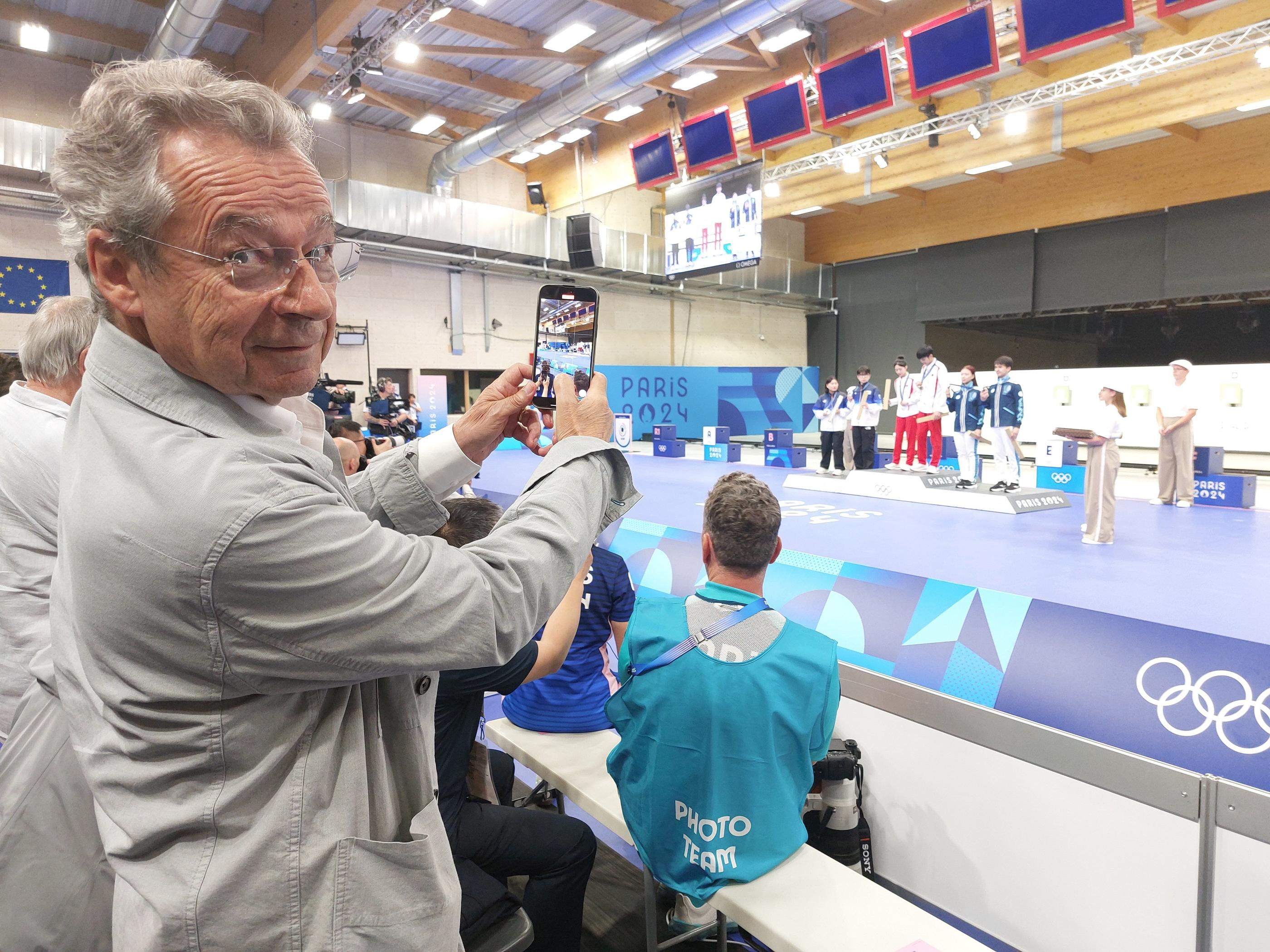 A Châteauroux ce samedi 27 juillet, le premier podium des Jeux de Paris avec la paire chinoise, lauréate du tir à la carabine à 10 m en mixte. Michel Denisot, natif de la ville, est venu profiter de l'événement. LP/Ch de Saint-Sauveur.