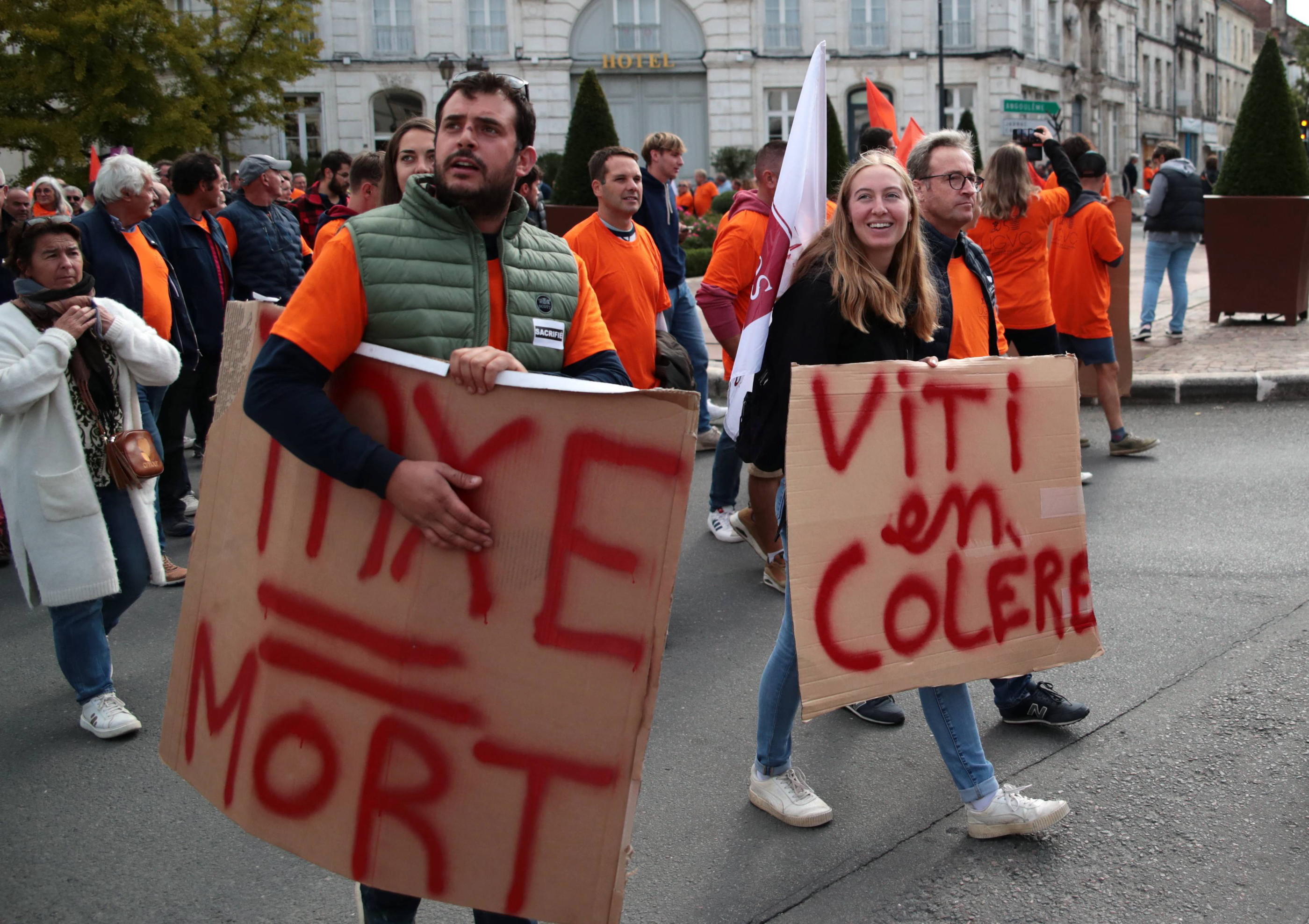 Environ 1 200 personnes et 120 tracteurs ont défilé ce mardi depuis le siège de l’Union générale des viticulteurs pour l’AOC Cognac jusqu' à la sous-préfecture. MaxPPP/Anne Lacaud