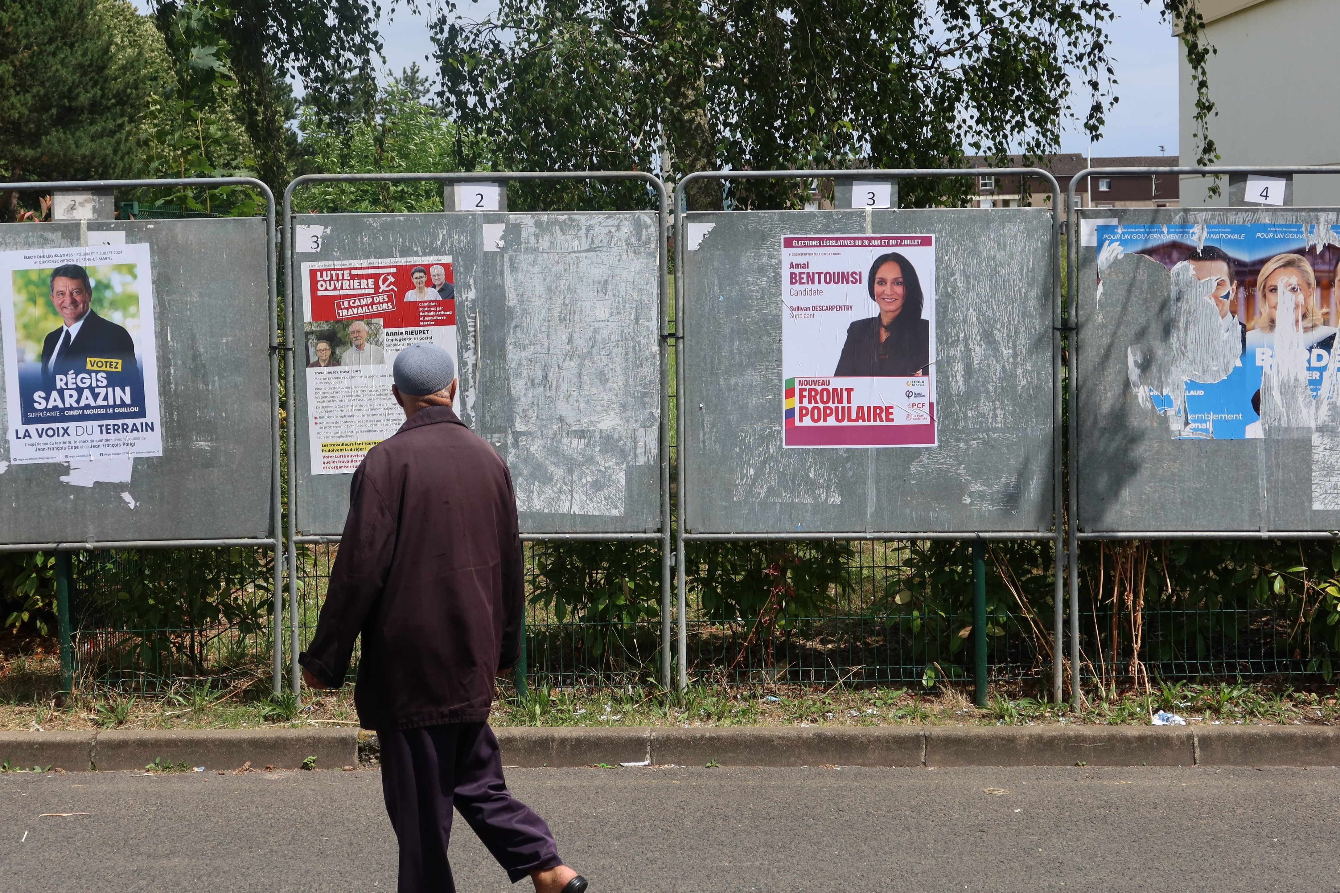 Meaux, le 1er juillet. Des panneaux d'affichage devant des écoles qui ont servi de bureaux de vote dans le quartier de Beauval. L'incertitude, en ce lendemain de premier tour, porte sur le maintien ou non de Régis Sarazin, investi par LR et arrivé troisième. LP/Sébastien Roselé