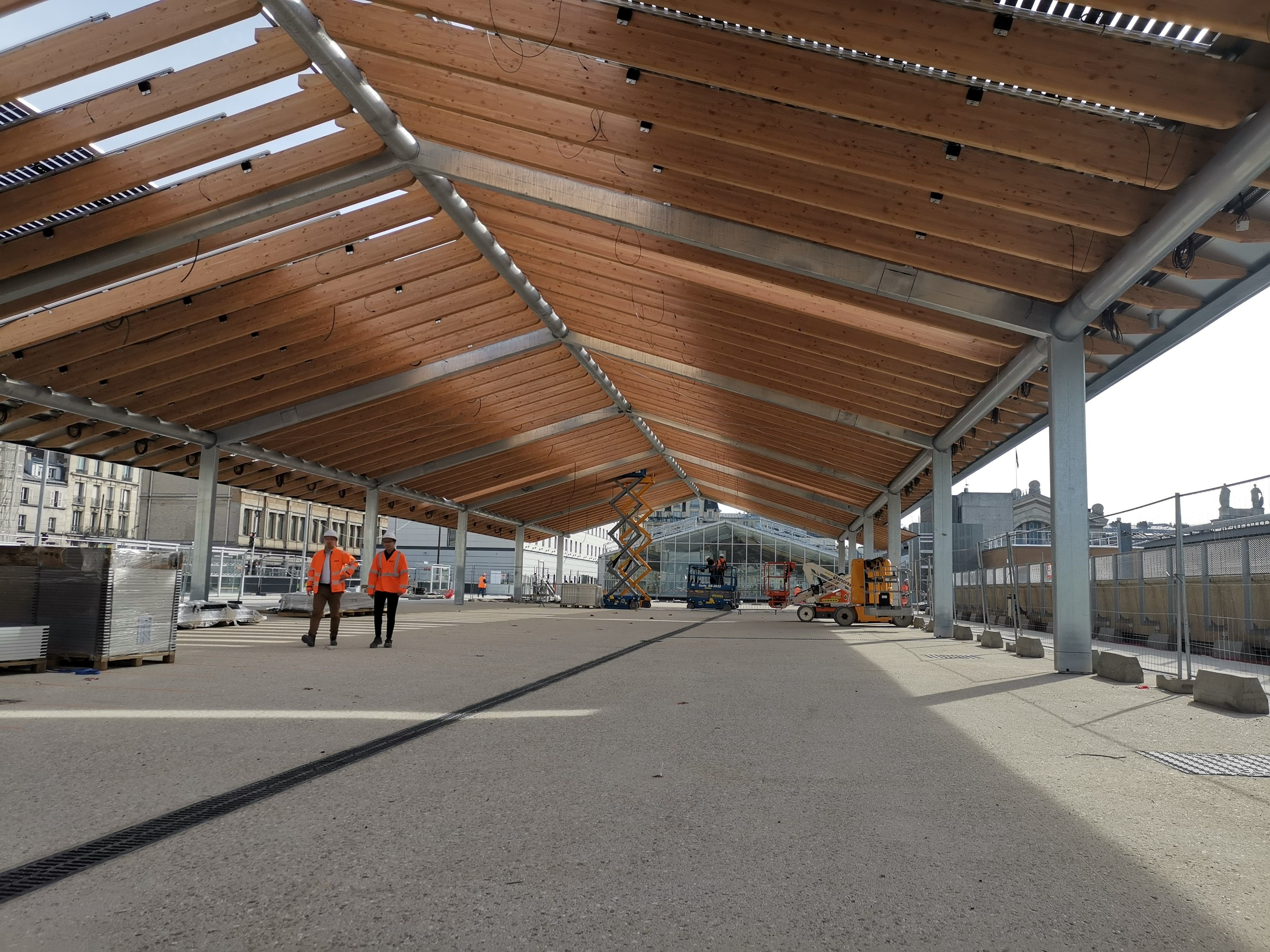 Paris, ce jeudi 21 mars. Juste derrière la Gare du Nord, une vaste halle est en cours de construction pour accueillir près de 1 200 vélos. La livraison est prévue mi-juin. LP/Pauline Darvey