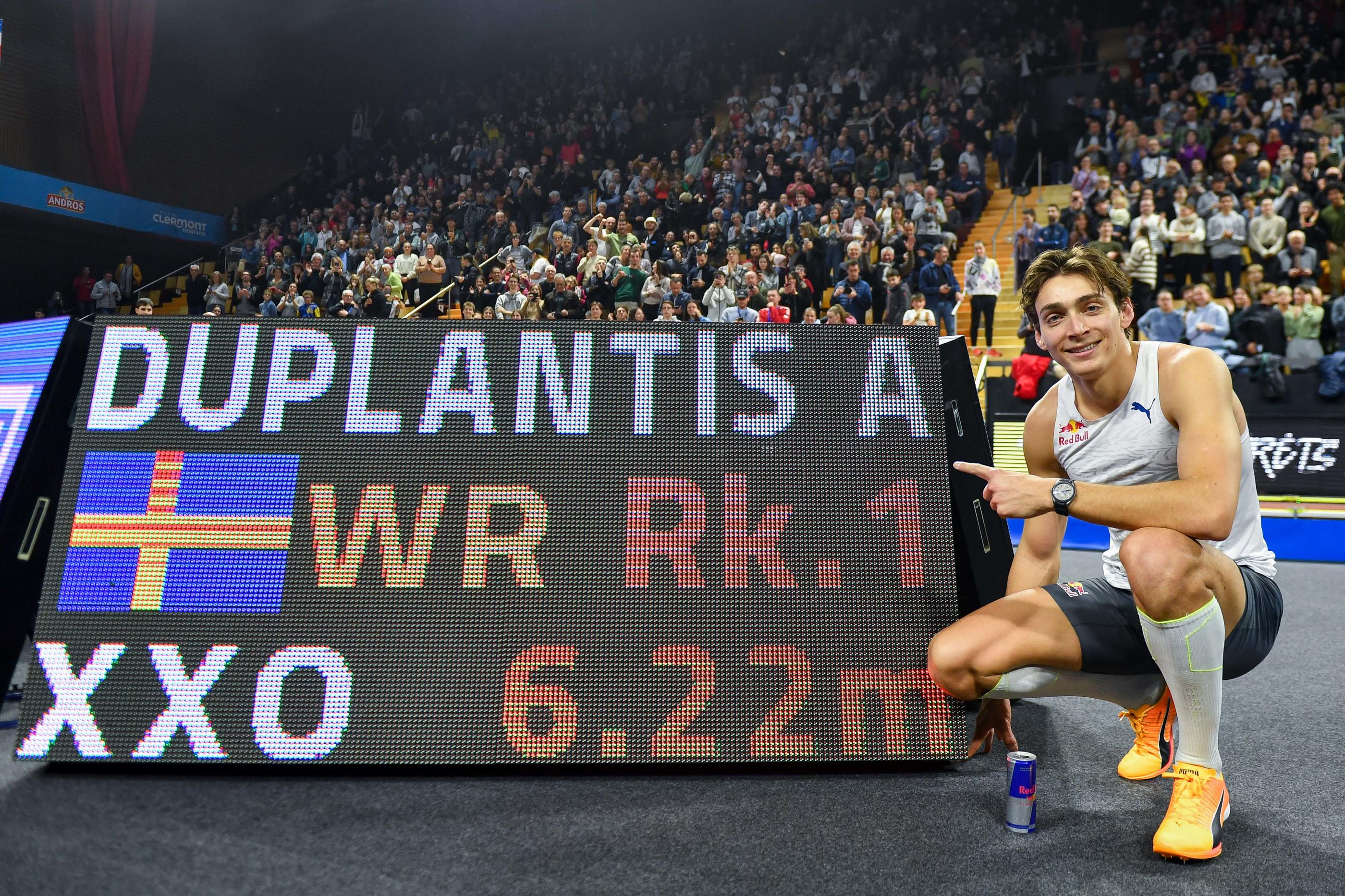 Armand Duplantis savoure sa nouvelle marque, samedi soir, à Clermont-Ferrand. Icon Sport/Franco Arland