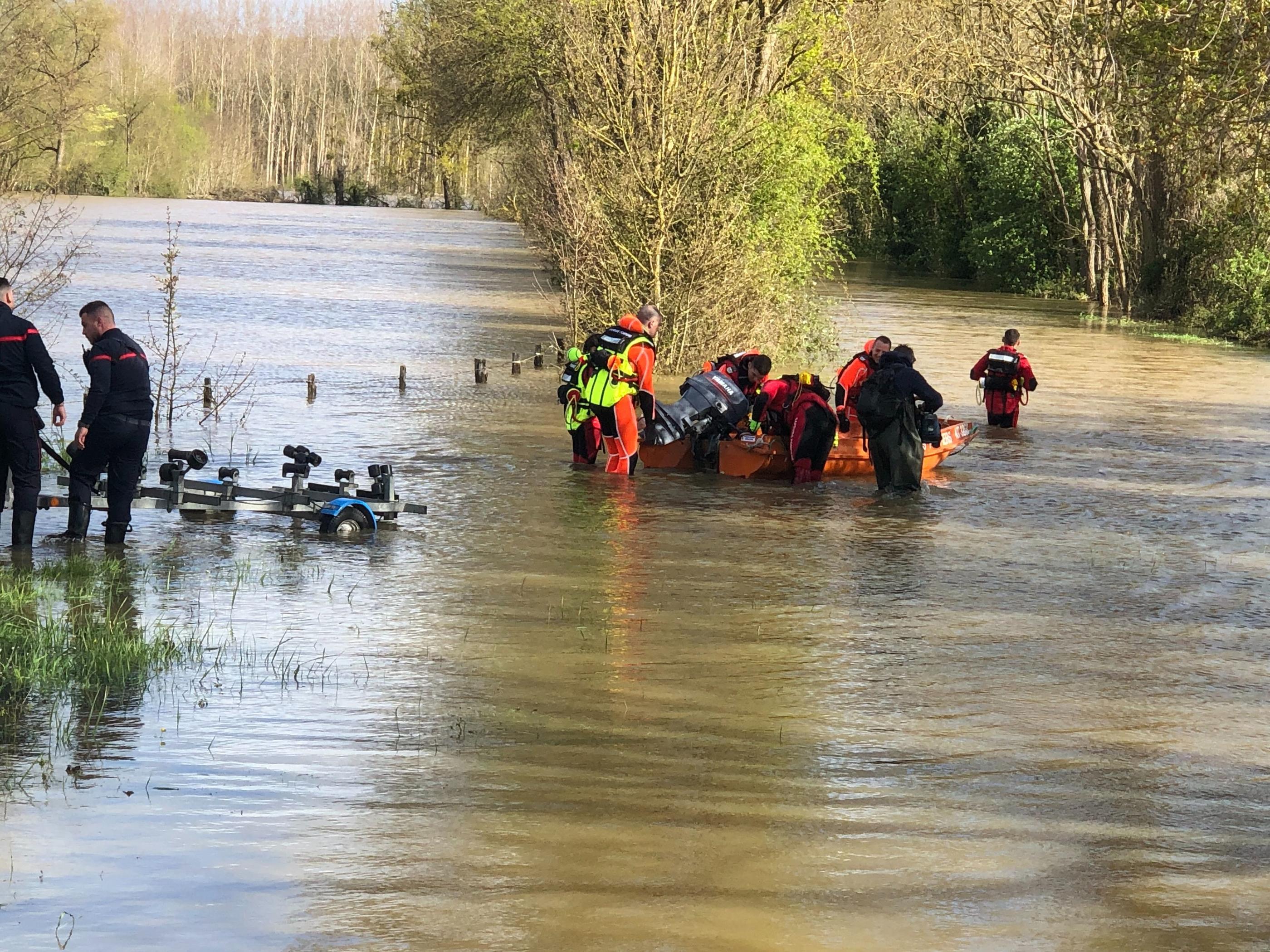 Chinon (Indre-et-Loire), au pied d’un domaine viticole inondé, les sapeurs-pompiers embarquaient lundi en fin de matinée dans leur Zodiac pour leur deuxième opération de reconnaissance de la journée. LP/François-Xavier Rivaud