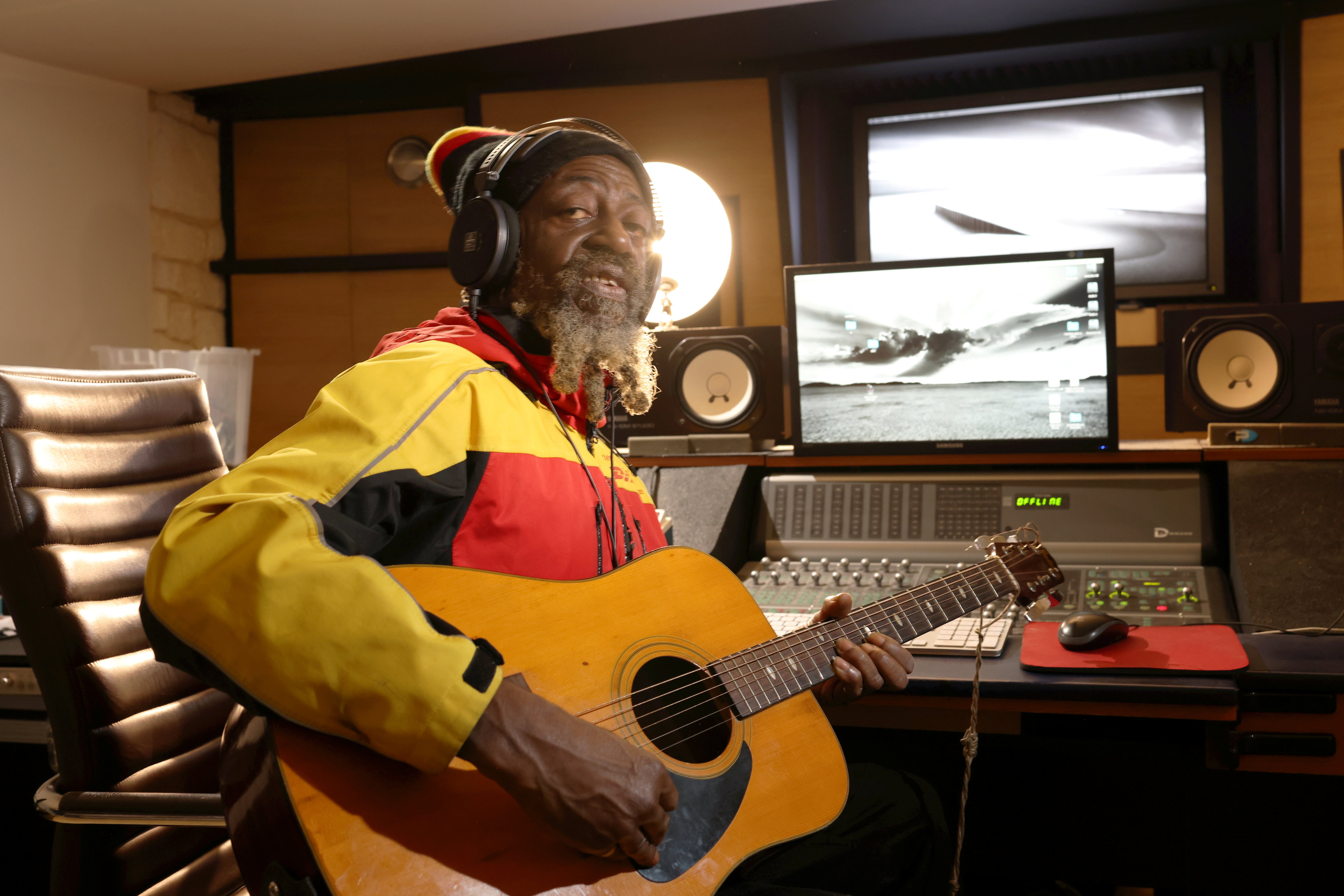 Jah Prince vient de terminer son album qui sort ce mercredi. Ce même soir, il sera en concert au New Morning. «Il reste encore quelques billets, et j'espère que la salle sera pleine pour que cela m'aide dans mes futurs projets», indique l'ancienne star du reggae qui remplissait des stades en Côte-d'Ivoire dans les années 1990. LP/Olivier Lejeune