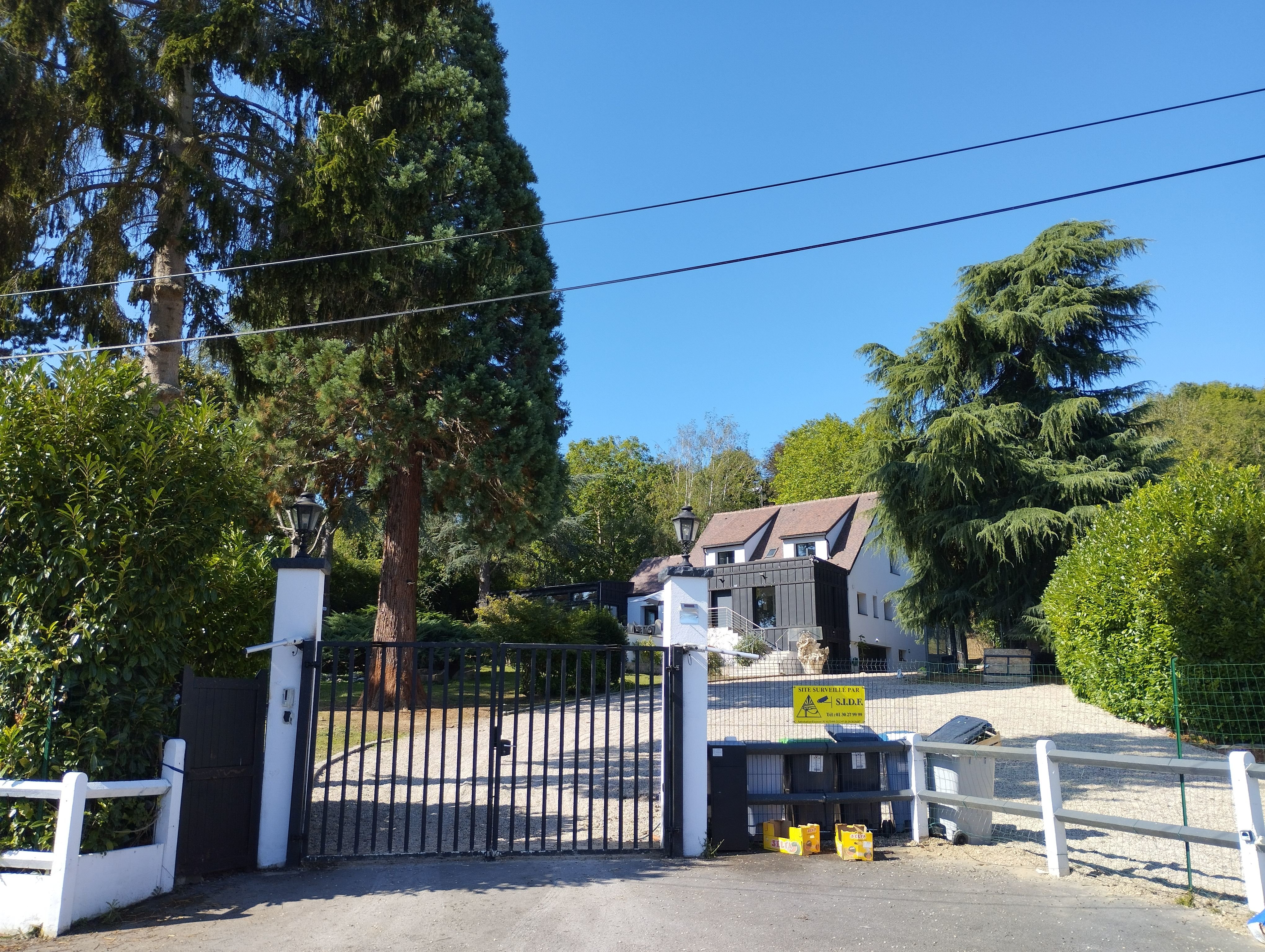 Parmain (Val-d'Oise), ce dimanche 15 septembre. Cette résidence, implantée dans un tranquille quartier résidentiel, abrite régulièrement des fêtes débridées. LP/Marie Persidat