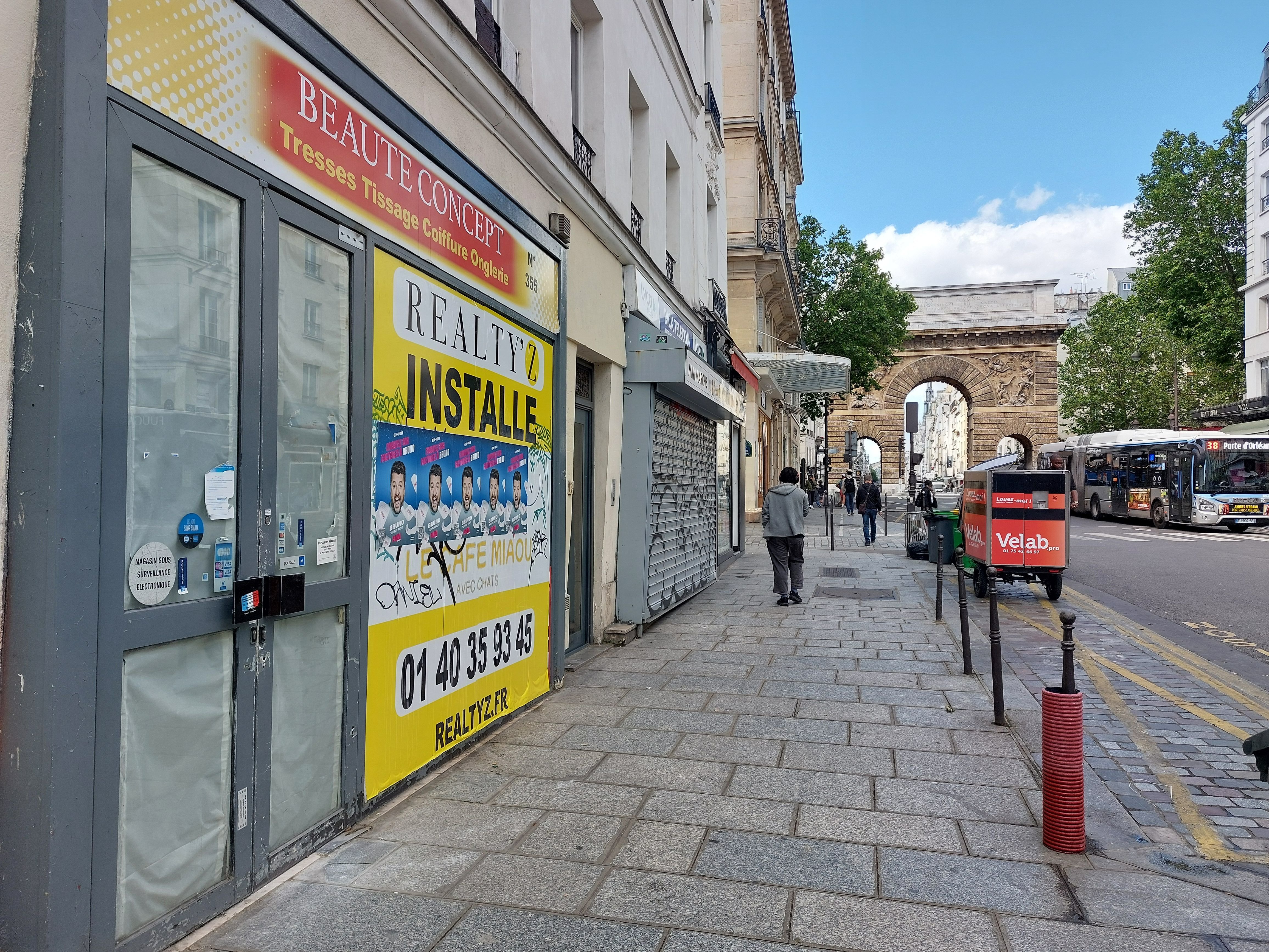 Paris (IIIe), le 10 juin. Un homme se serait livré au trafic de drogue dans le salon de coiffure Beauté Concept. Depuis, le magasin a été fermé définitivement par décision judiciaire. LP/J.C.