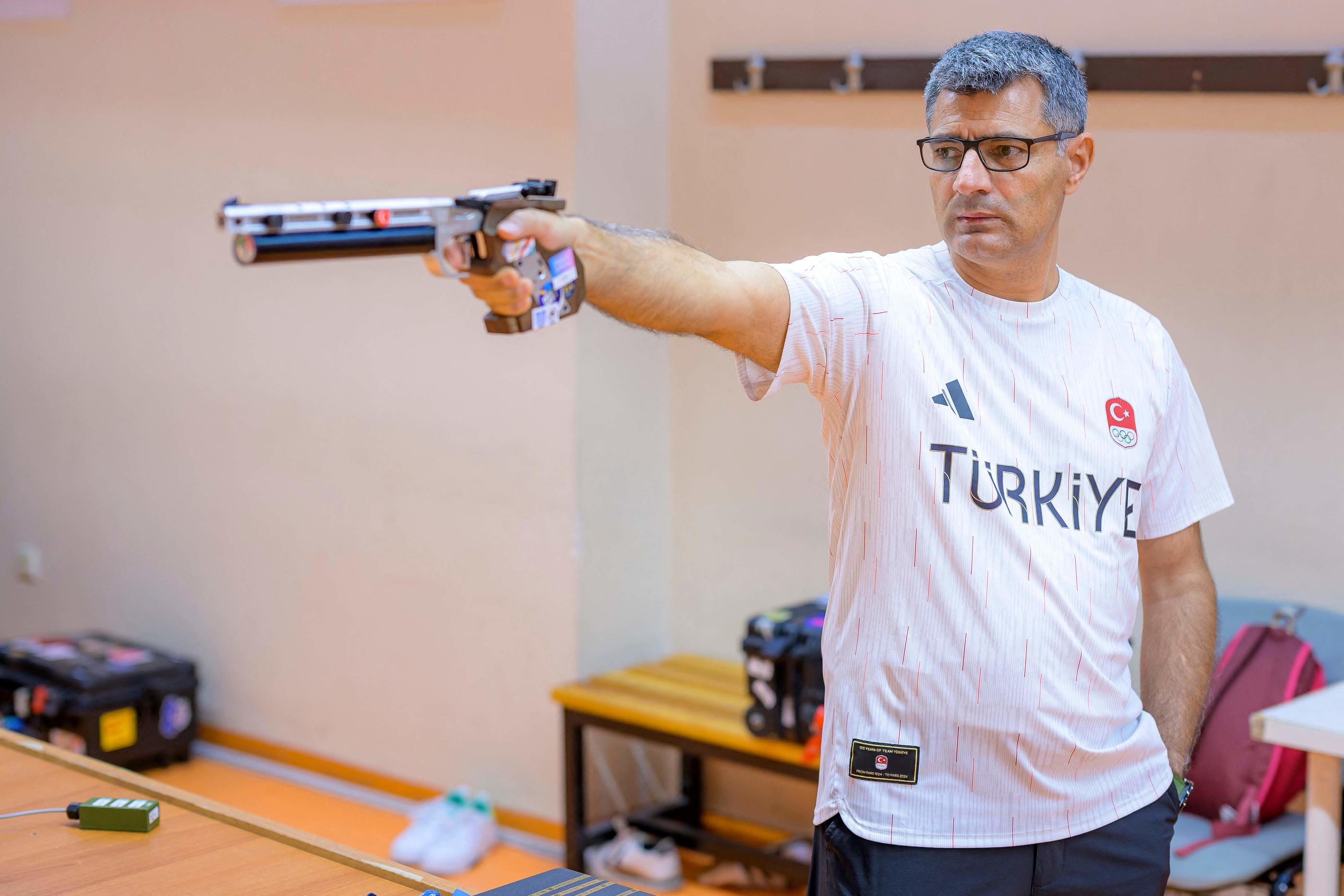 Le tireur turc Yusuf Dikeç est devenu une star internationale en l'espace de quelques jours. (Photo by Yasin AKGUL / AFP)