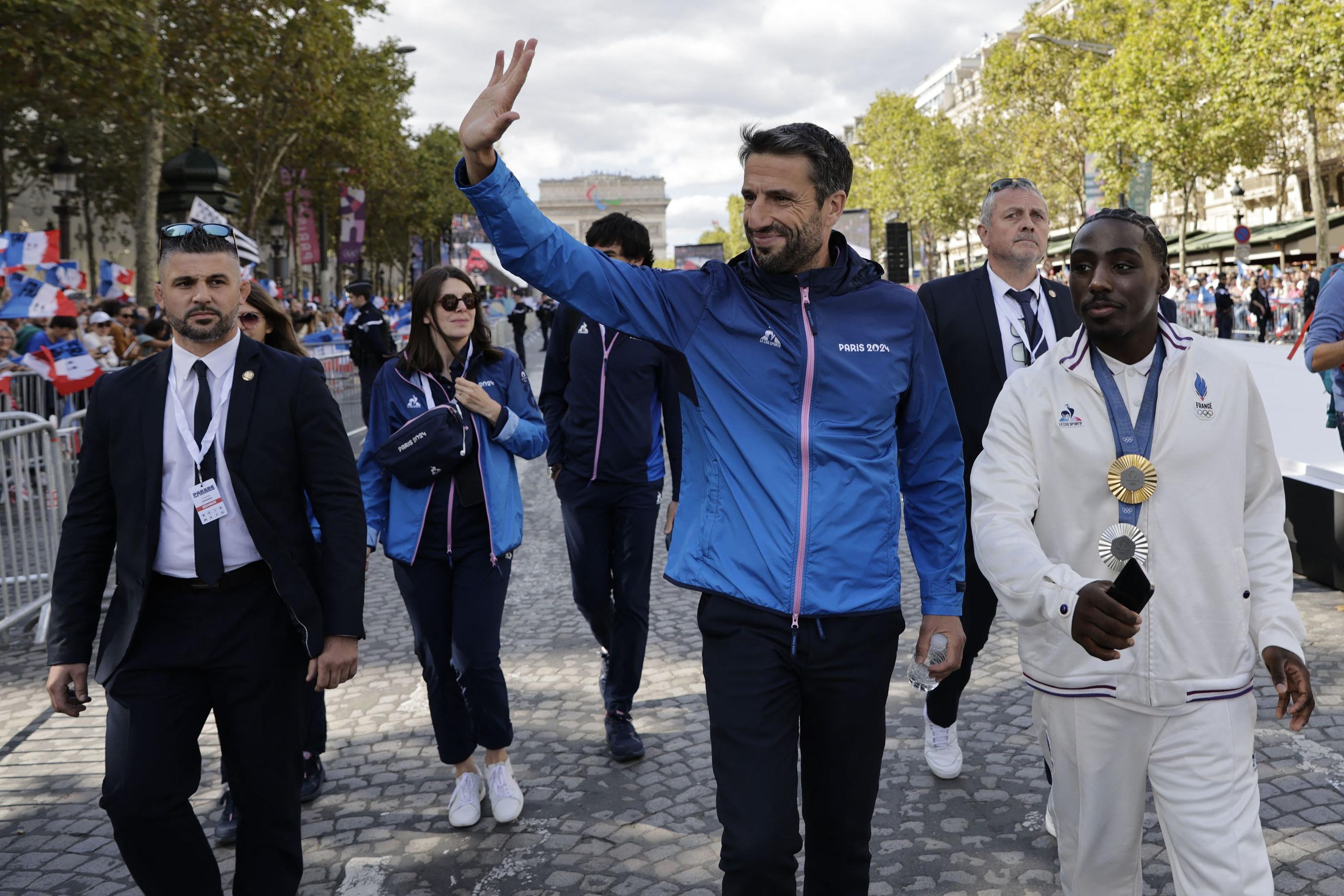 Joan-Benjamin Gaba aux côtés de Tony Estanguet sur les Champs ce samedi 14 septembre. AFP/Pool/André Pain