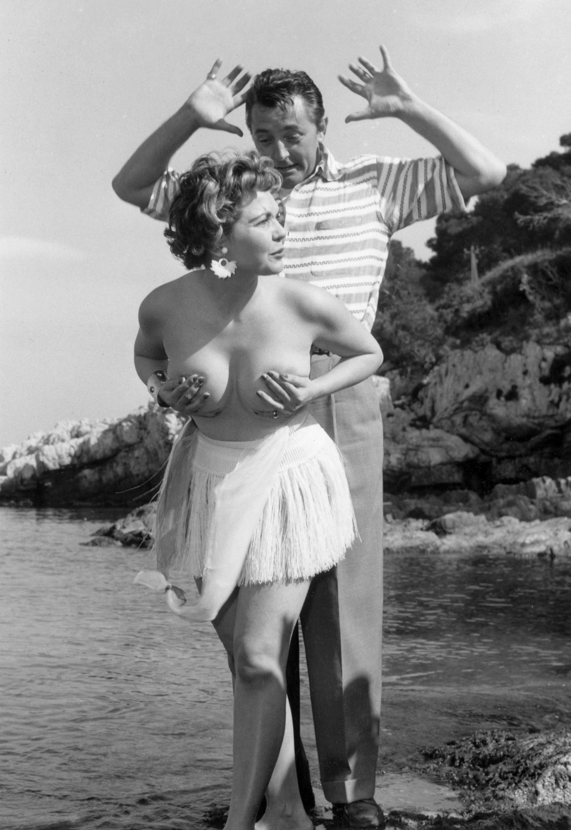 Ce samedi 3 avril 1954, Simone Silva s’impose lors d’une séance photo sur les îles de Lérins avec Robert Mitchum. Elle défait son bustier et surprend l’acteur américain, qui s’amuse de la situation. Agip/Bridgeman Images