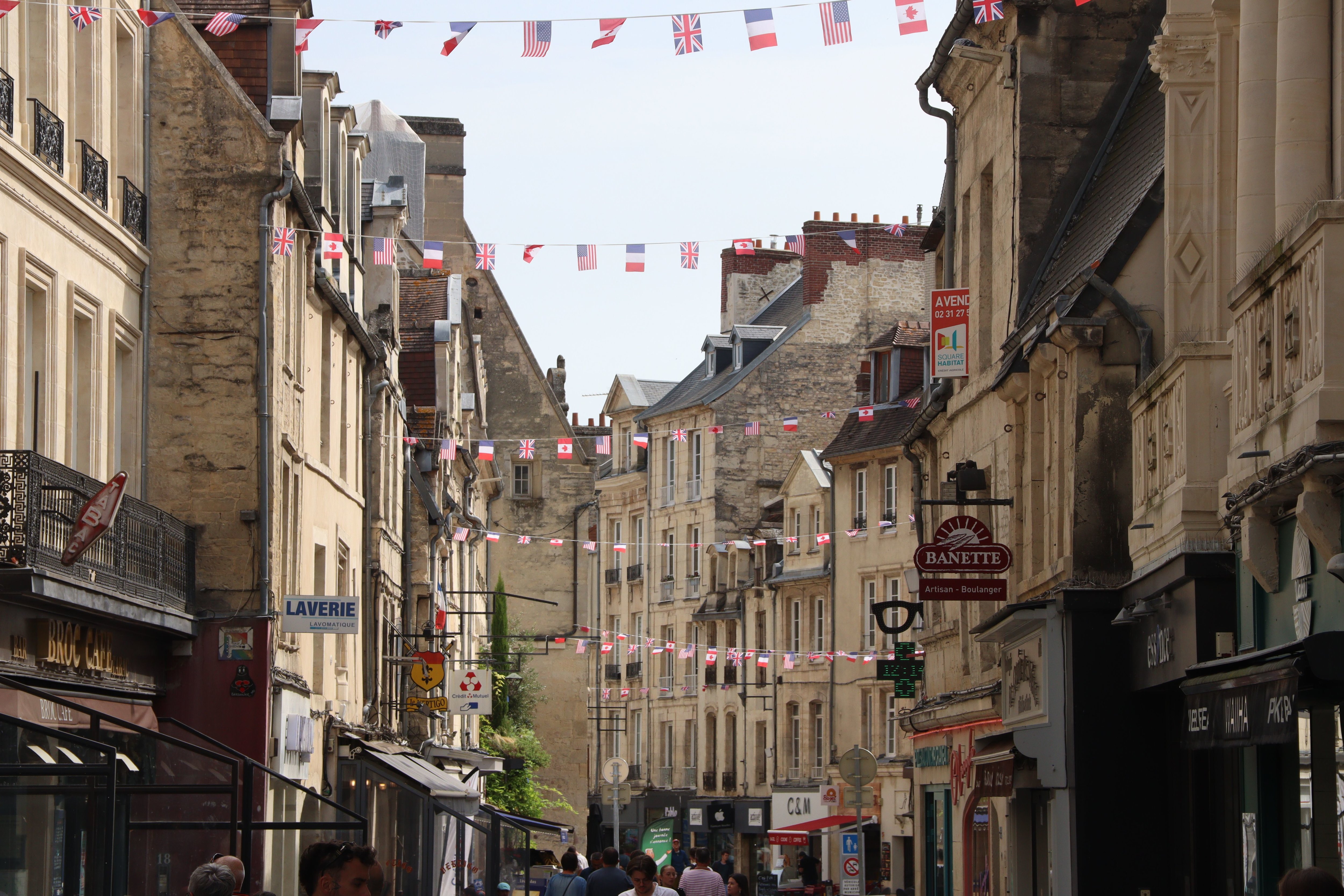 La rue Ecuyère à Caen, en centre-ville, brasse toutes les populations de la ville. Des habitants à la recherche des mêmes types de logements, que l'offre a bien du mal à satisfaire... LP/Esteban Pinel