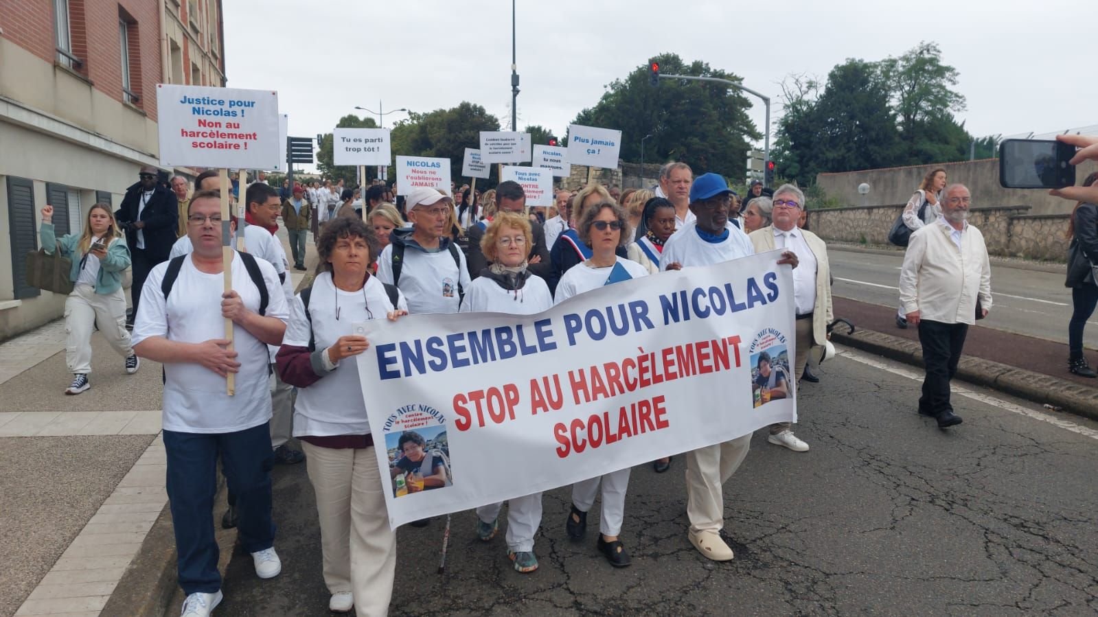 Poissy, jeudi 5 septembre. Une marche a été organisée par les proches de Nicolas, un an jour pour jour après le suicide de l'adolescent, victime de harcèlement scolaire. LP/Stéphane Corby