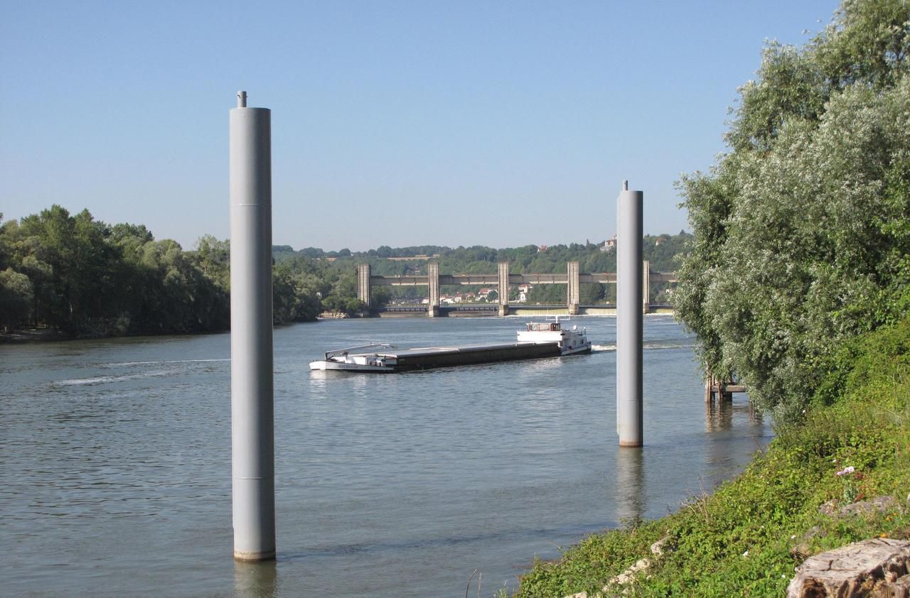 Méricourt. La brigade de recherches de gendarmerie de Mantes-la-Jolie est chargée de mener les investigations après la découverte sur les bords de Seine. LP/Mehdi Gherdane