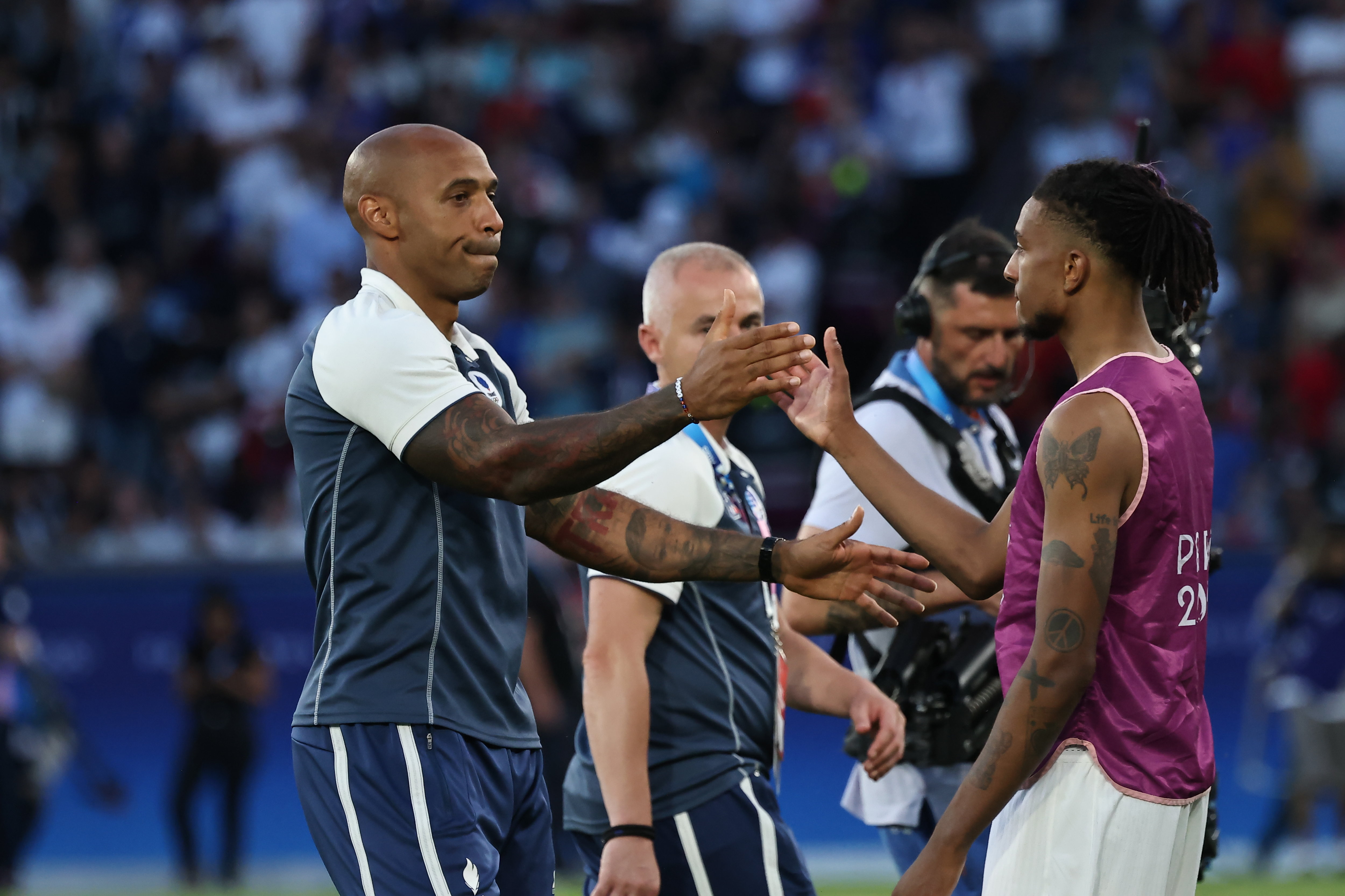 Thierry Henry félicite Michael Olise à l'issue de la finale perdue face à l'Espagne. LP / Fred Dugit