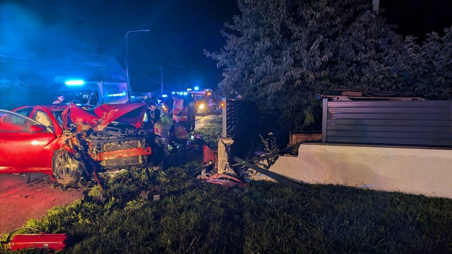 Epône, dimanche. Le conducteur du véhicule a été tué sur le coup, ainsi qu’un passager arrière. DR