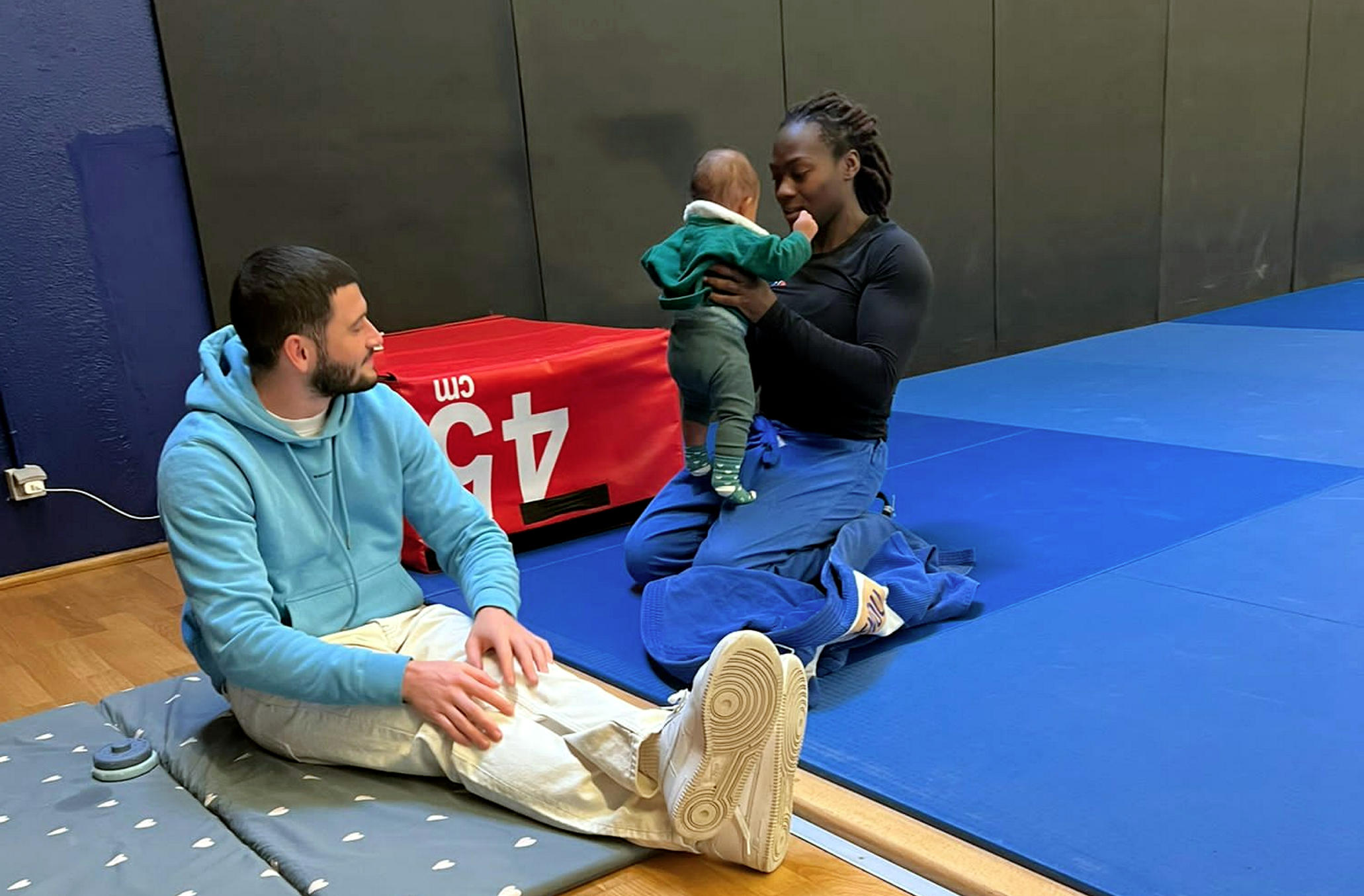 Clarisse Agbégnénou avec sa fille Athéna, 8 mois, dont elle ne se sépare jamais ou presque, et son compagnon Thomas. DR