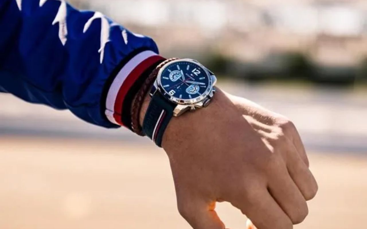 Tommy Hilfiger : cette montre tricolore au look indémodable est à prix défiant toute concurrence // Cdiscount