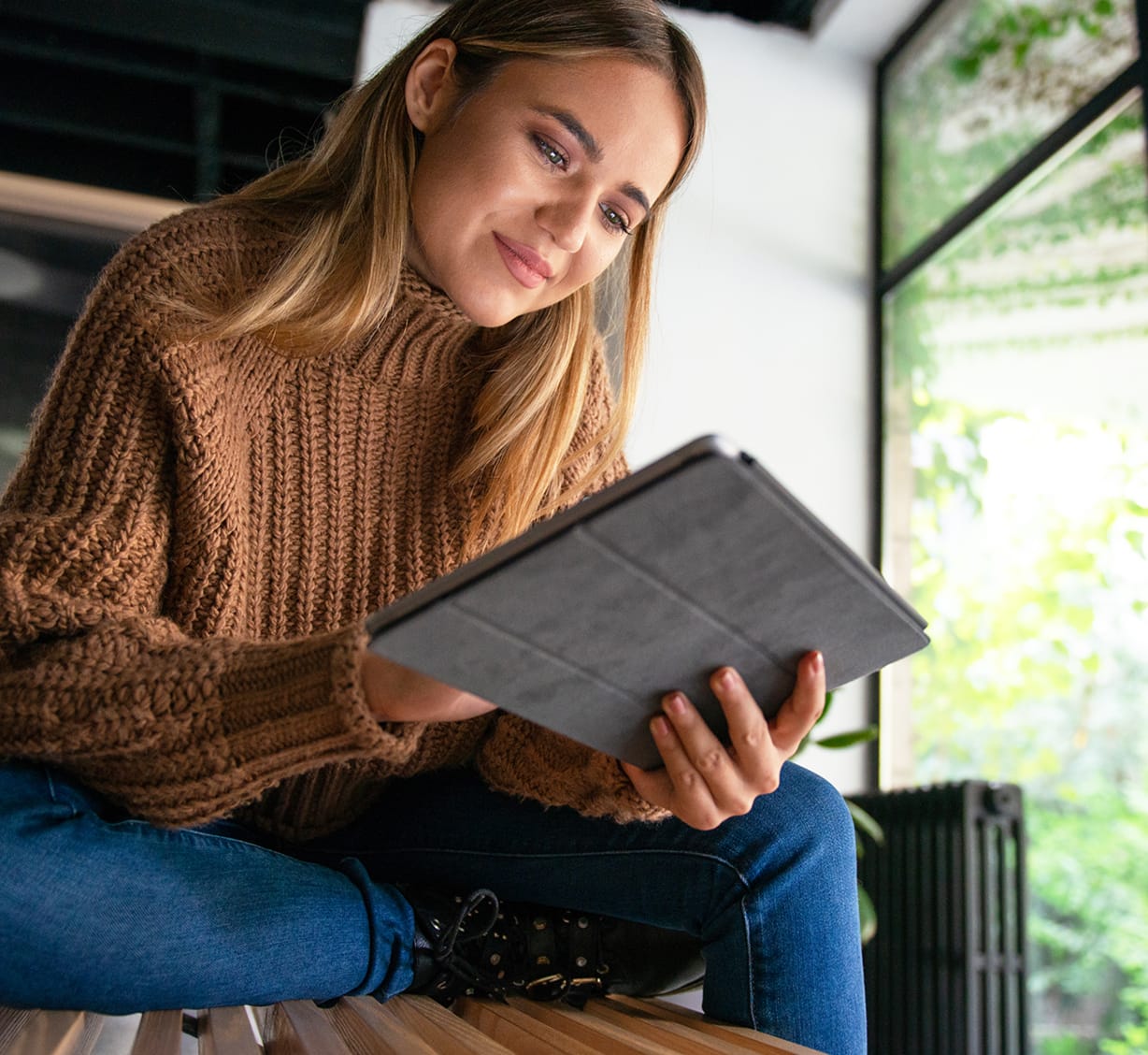 Una mujer mirando su iPad