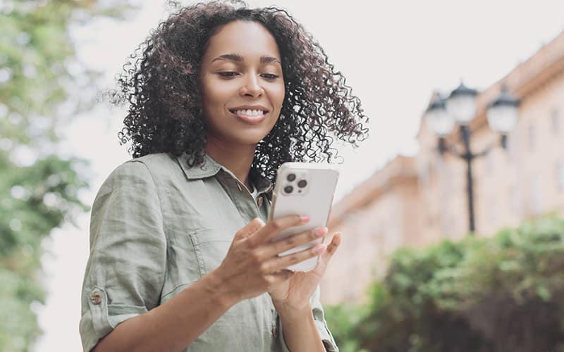 una mujer usando el teléfono