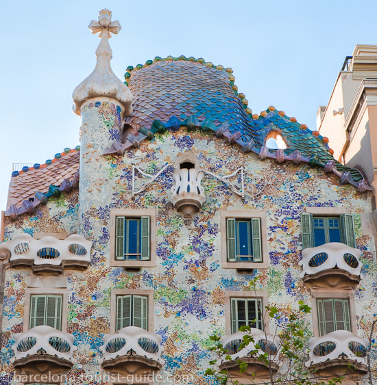 Casa Batllós fantastiske multifarvede facade.