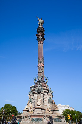 Le monument Columbus culminant à 60 mètres dans les airs. Un ascenseur traverse le centre de la tour et vous emmène au sommet où vous aurez une vue panoramique de la ville.