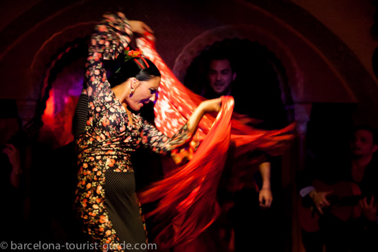 Susana Casas a Tablao Flamenco Cordobés színpadán hagyományos viseletben és kendőben.