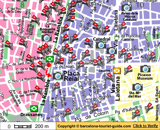 Mapa de localização mostrando os hotéis e estações de metrô perto da Plaça Reial em Barcelona, ​​Espanha.