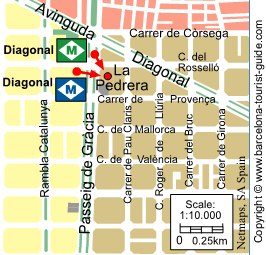 Placering af La Pedrera i forhold til nærmeste metrostation. Klik for en forstørret visning af dette kort