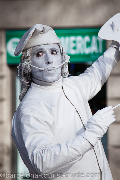 Painter human statue on Las Ramblas