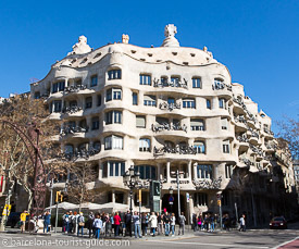 Кликнете, за да видите фотопътеводител на La Pedrera (Casa Mila) на Антонио Гауди