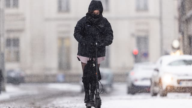 Une personne fait de la trottinette sous la neige à Lille, le 17 janvier 2024. (Illustration)