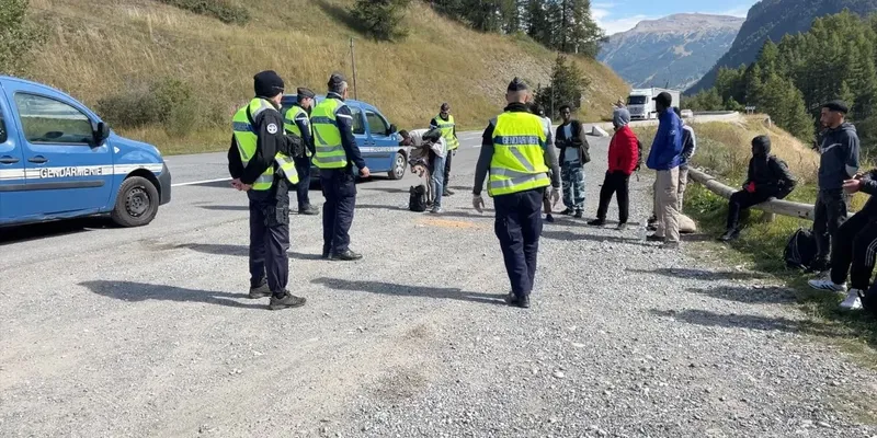 La gendarmerie contrôle les personnes qui entrent de manière illégale sur le sol français.