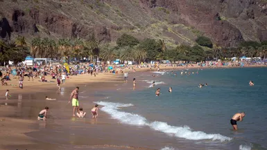 Des gens prennent le soleil et nagent dans la mer sur la plage de Las Teresitas, à Santa Cruz de Tenerife, le 11 mars 2023. Photo d'illustration.