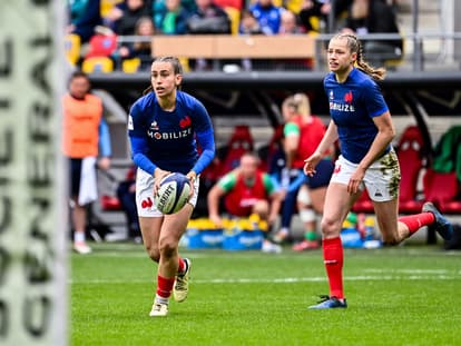 Lina Queyroi et Emilie Boulard avec le XV de France féminin en mars 2024