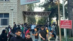 Des personnes se rassemblent devant un hôpital à Baalbek, dans l'est du Liban, après que des appareils de communication ont explosé pour la deuxième journée dans les bastions du Hezbollah dans le pays, le 18 septembre 2024. 