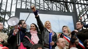 Frigide Barjot et les militants du collectif "La manif pour tous", jeudi 4 avril devant le Sénat