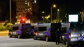 Des camions de police stationnés dans un quartier sensible de Limoges.