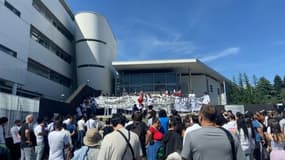 Une marche blanche s'est tenue ce mardi 8 août 2023 à Limoges (Haute-Vienne) en hommage aux deux jeunes tués à scooter après un refus d'obtempérer.