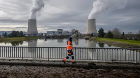 Un ouvrier traverse une route d'accès à la centrale nucléaire de Golfech dans le sud de la France, le 22 janvier 2024.