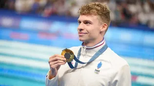 Léon Marchand avec sa quatrième médaille d'or, celle du 200m 4 nages, JO de Paris 2024, 2 août 2024