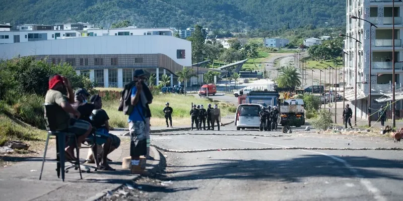 Des gendarmes font face à des manifestants indépendantistes en Nouvelle-Calédonie, le 24 juin 2024 (Photo d'archive) 