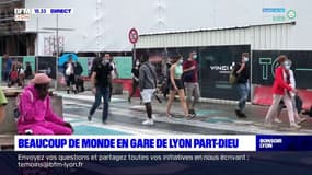 À la gare de la Part-Dieu, beaucoup de monde pour le début du week-end de chassé-croisé