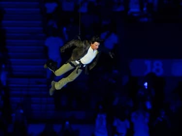 Tom Cruise descend en rappel du Stade de France le 11 août 2024.