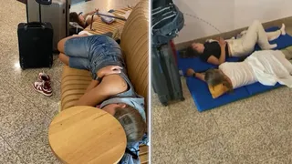 Ces passagers couchés au sol ou sur des bancs sont coincés à l'aéroport de Madère (Portugal) le 20 août 2024, suite à des incendies et des vents violents qui perturbent le trafic.