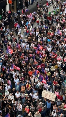  ROBIN DE BFM -  Avec les manifestants à Paris contre le "coup de force" d’Emmanuel Macron" 