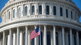 Le drapeau américain flottant devant le Capitole des États-Unis à Washington DC, le 12 janvier 2021.